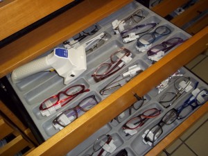 Lettore RFID UHF Handheld Bluetooth nel commercio - inventari - retail store
