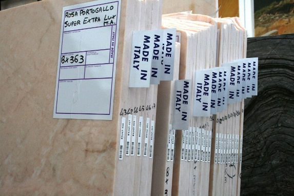 Tag RFID su ogni lastra per supportare le attività di vendita in Antolini Luigi & C. - soluzione StoneID Nella Stone Gallery il tag RFID apposto sulle lastre supporta, con le sue informazioni, le attività di vendita