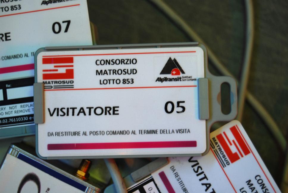 RFID per la sicurezza del lavoro nelle gallerie AlpTransit Tunnel Watcher: sul retro del cartellino è fissato il tag RFID