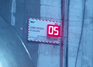 RFID per la sicurezza del lavoro in galleria Display che segnala il numero di persone in galleria rilevate con sistema RFID Tunnel Watcher