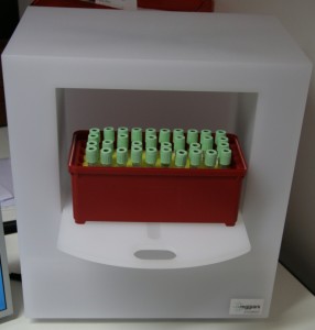 Tunnel RFID, incorpora reader ed antenne RFID, per rilevare le provette in uscita ed entrata dei laboratori