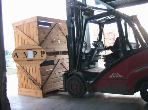 Muletto equipaggiato con tecnologia RFID per rilevare le casse di patate RFID_Tracciab_patate_carrello in carico