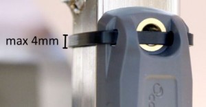 Rugged On-Metal RFID UHF Tag Confidex Survivor 2. Installazione con fascetta per cavi.